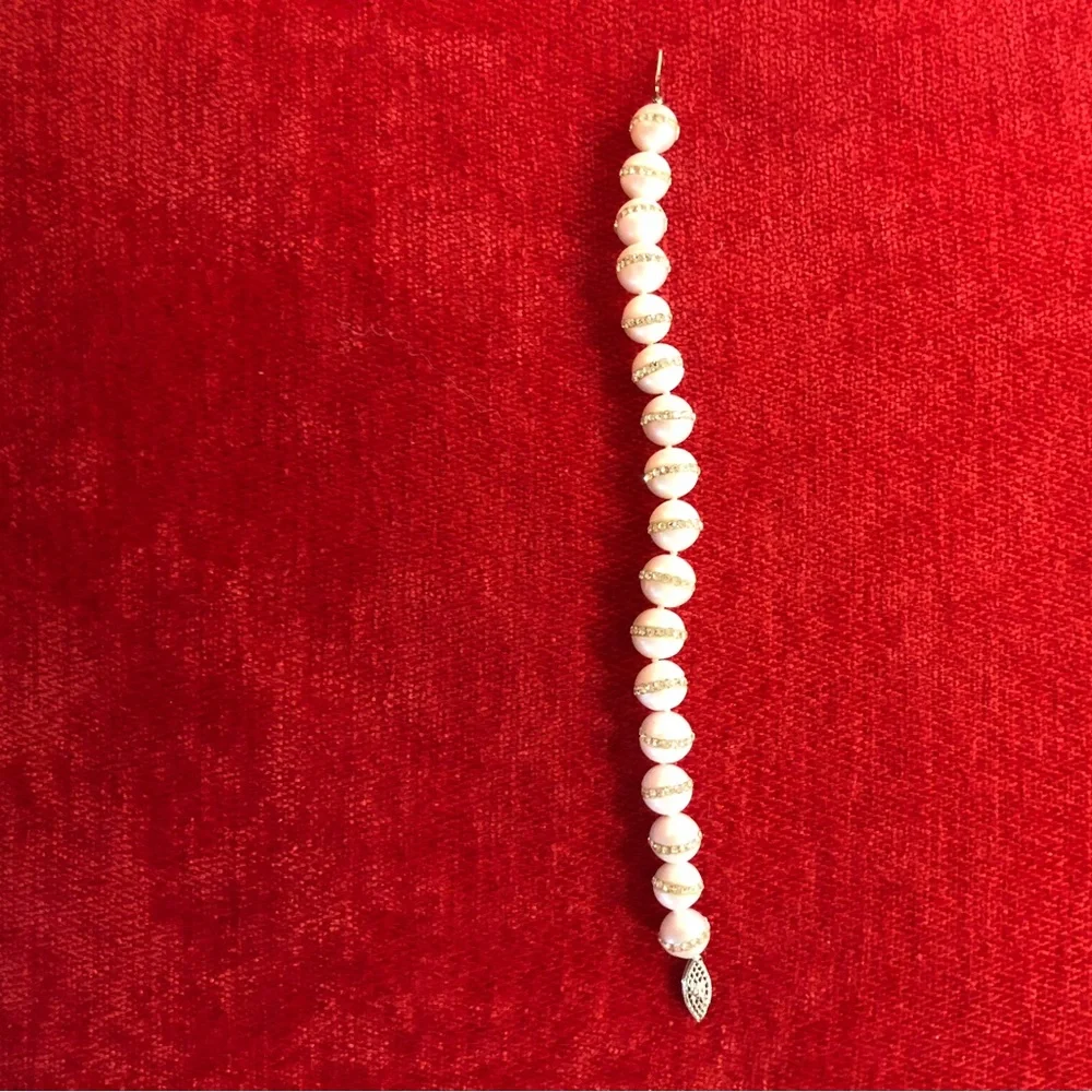 Elegant Pearl and Crystal Bracelet - Picture 5 of 10